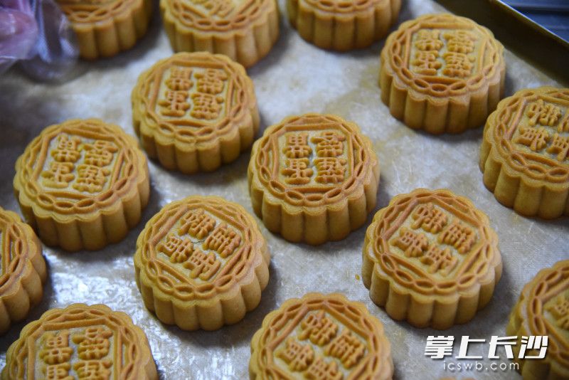 剛剛出爐的月餅，芳香四溢,。