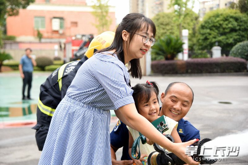 在消防站,，消防員與家人樂(lè)享團(tuán)圓時(shí)光。