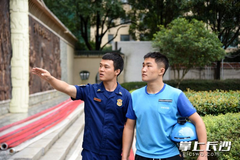 消防員帶領(lǐng)李建培參觀望城消防救援站,，講述雷鋒的故事,。