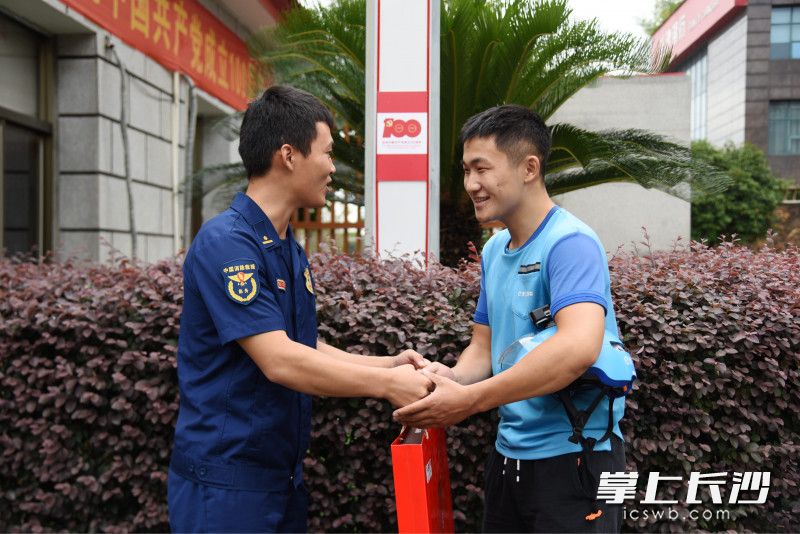 臨別前,，李建培收到望城消防送上的月餅,。