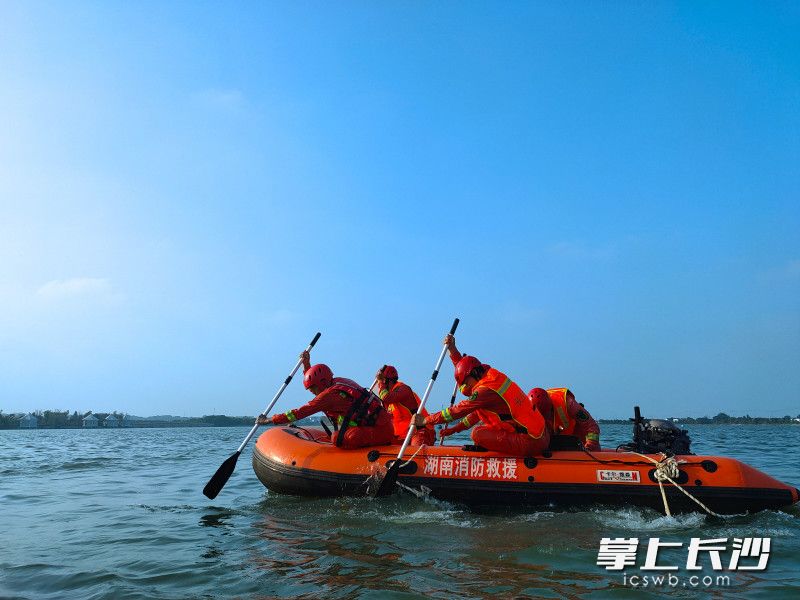 9月22日,，長沙消防在千龍湖開展水域救援培訓(xùn)。均為長沙晚報通訊員 顏佳琪 攝