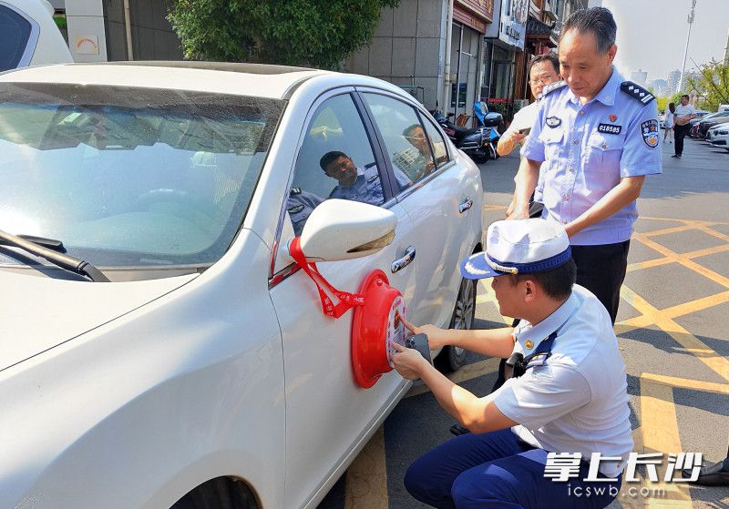 消防監(jiān)督員對(duì)占用消防通道的車輛開(kāi)出“臉盆罰單”,。均為瀏陽(yáng)消防 供圖