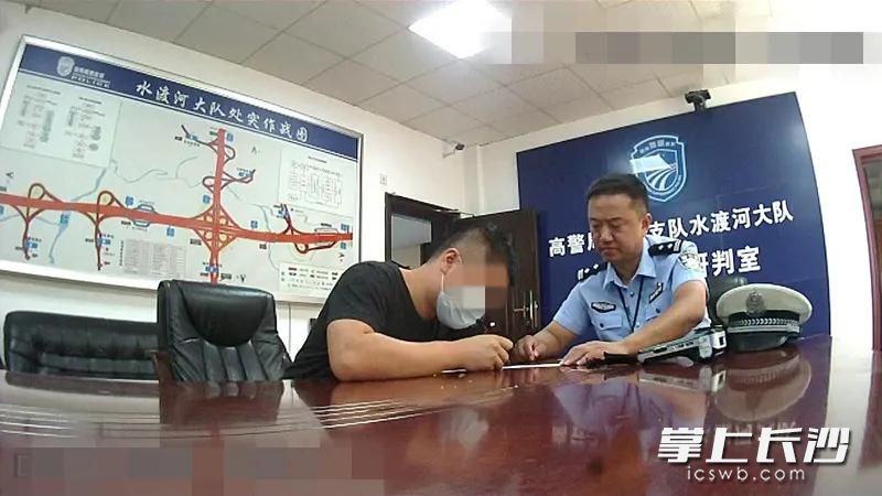 石某到長沙高速交警部門接受處理,。