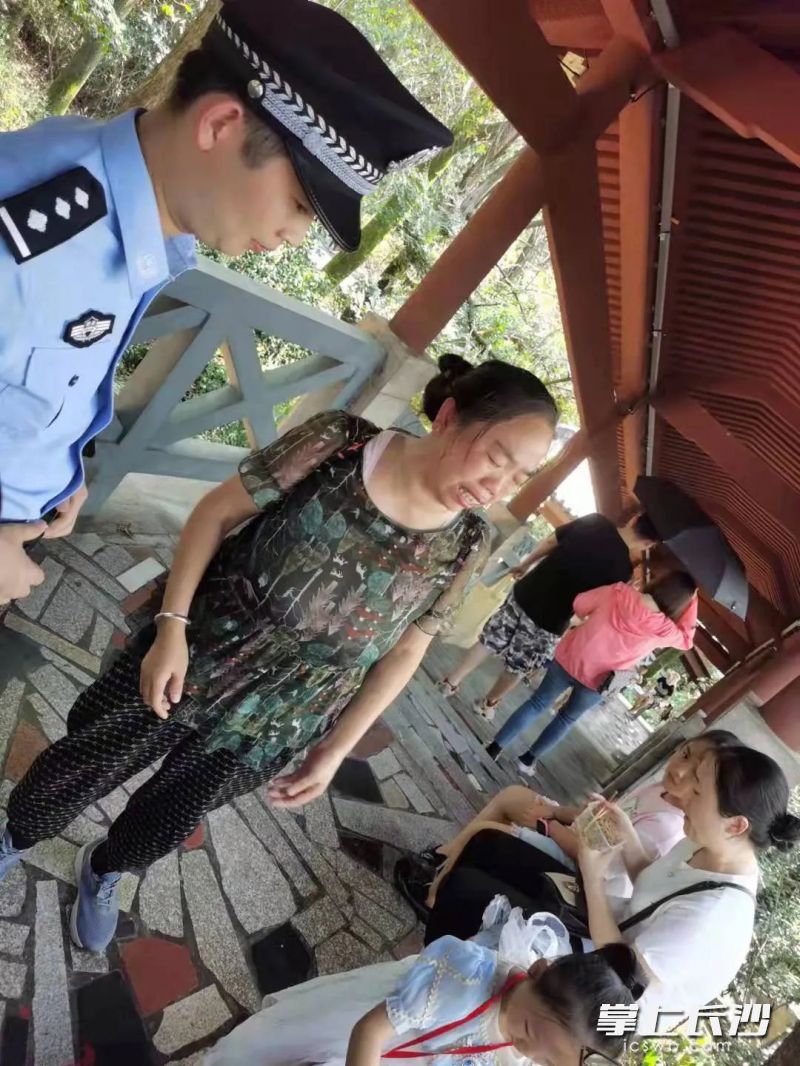 女孩走失后,，民警幫助家人幫忙找回。 長(zhǎng)沙警方供圖