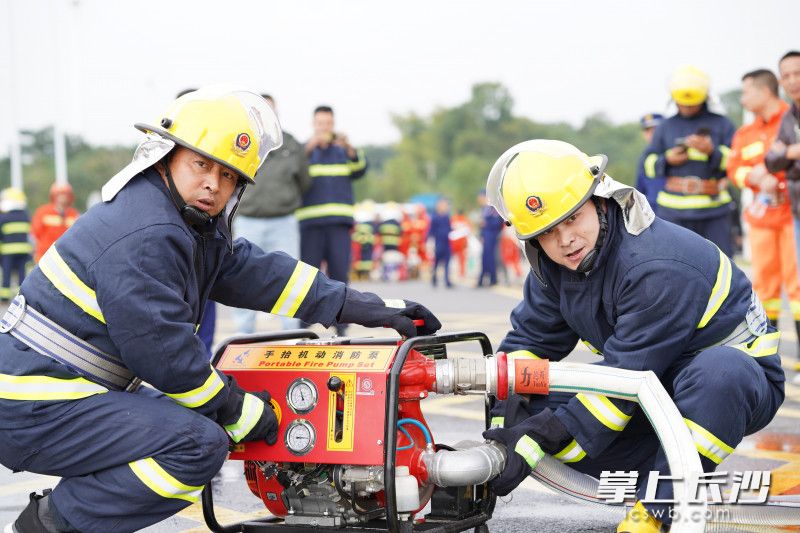 寧鄉(xiāng)市參賽隊(duì)員熟練使用手抬機(jī)動(dòng)消防泵。長沙晚報(bào)通訊員 熊方圓 供圖