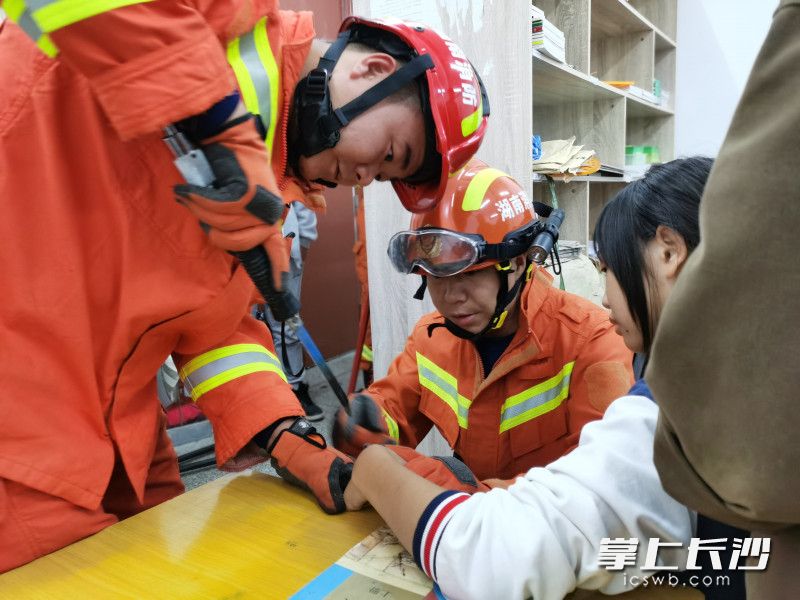消防員使用各類破拆工具，幫助學(xué)生將手指取出,。長沙晚報通訊員 胡宇波 供圖