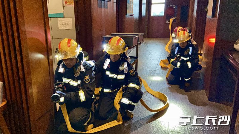 在“起火”樓層，消防員開展“滅火救援”,。