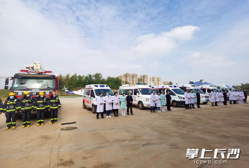 演練現(xiàn)場(chǎng),，消防指戰(zhàn)員,、急救人員準(zhǔn)備就位。均為長(zhǎng)沙晚報(bào)通訊員 彭甜 供圖