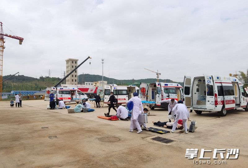 120急救人員對(duì)“傷員”進(jìn)行檢傷分類并立即送醫(yī)治療。