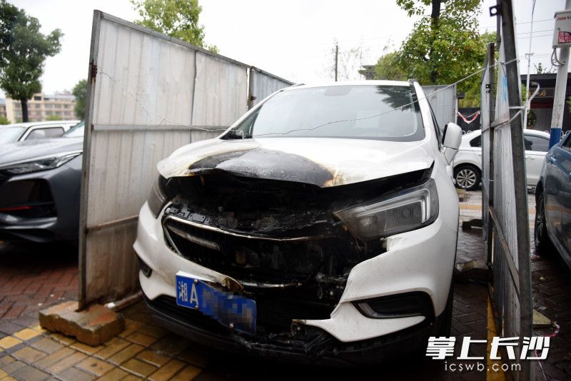 當(dāng)前,，起火車輛仍然停放在事發(fā)現(xiàn)場,，車頭部位受損嚴(yán)重。長沙晚報全媒體記者 劉琦 攝