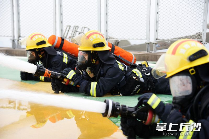 在位于268米的頂樓位置,，消防員利用消防車供水,，出水成功。均為長(zhǎng)沙晚報(bào)全媒體記者 劉琦 攝