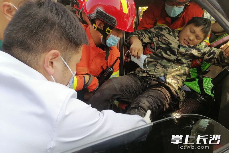 經(jīng)過15分鐘緊張救援,，消防員成功將面包車內(nèi)的被困駕駛員救出,。 均為長沙晚報通訊員 胡宇波 供圖