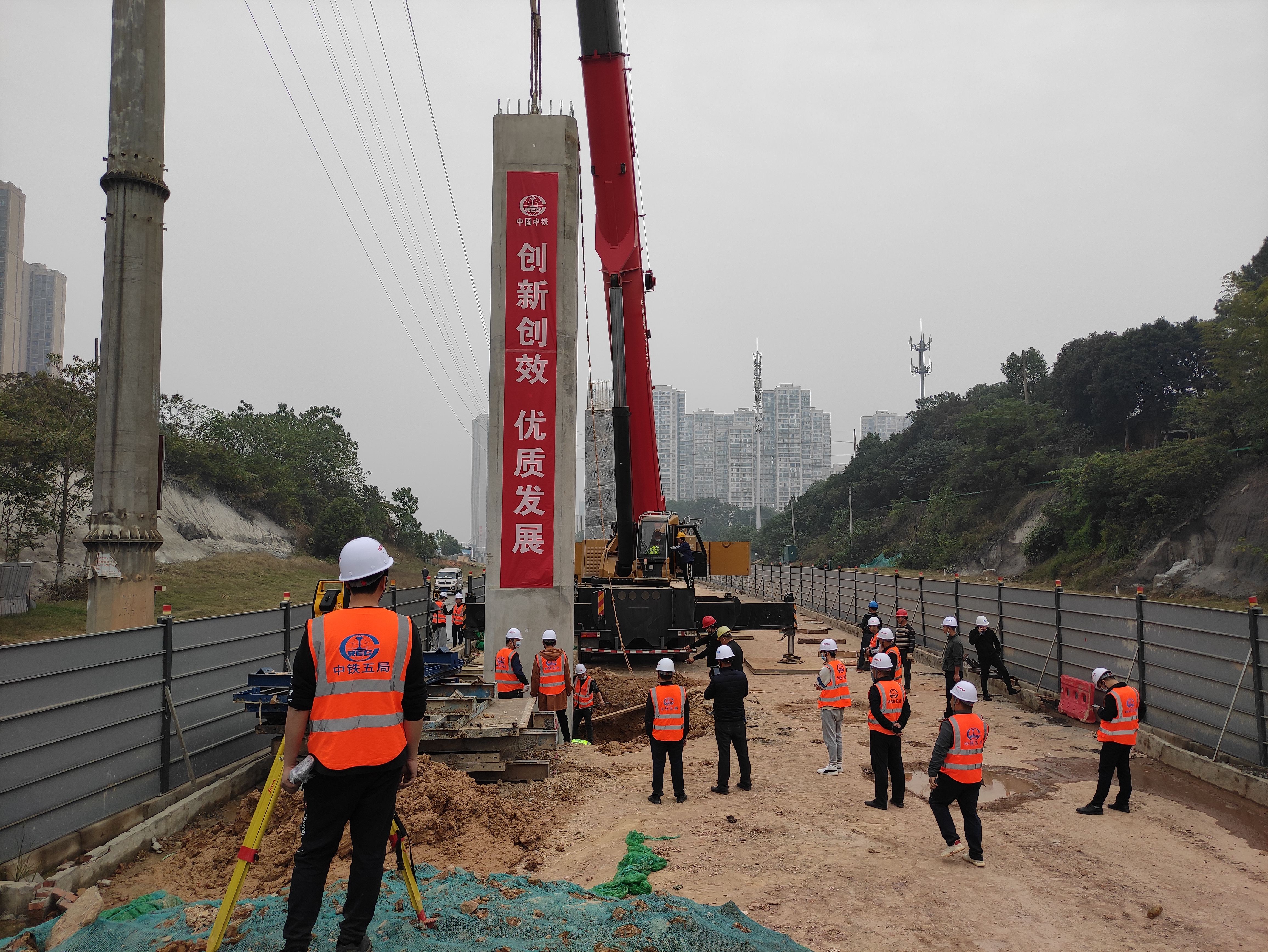 目前,，萬家麗路北延線（含電力隧道）項目已進入裝配式預制墩柱施工階段,。長沙晚報全媒體記者 陳煥明 通訊員 戴雅琴 攝影報道