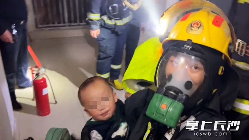 火場(chǎng)中,，消防員將一名幼兒順利救出,。視頻截圖