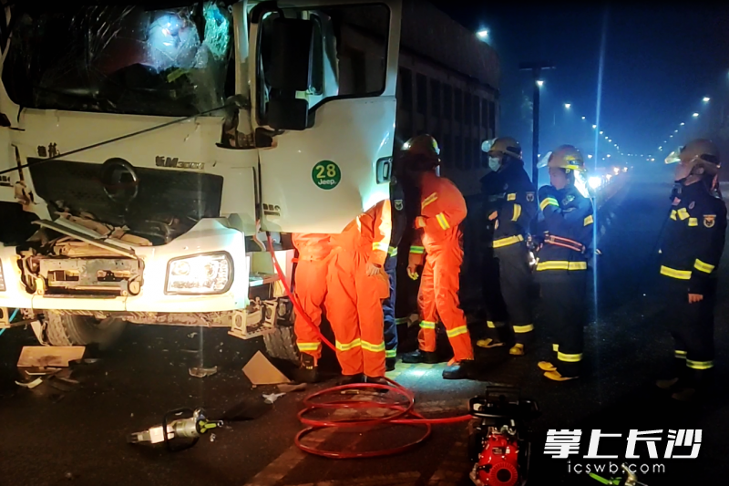 現(xiàn)場(chǎng),，后方渣土車車頭部位嚴(yán)重受損,，消防員迅速展開(kāi)救援營(yíng)救被困的駕駛員。均為長(zhǎng)沙晚報(bào)通訊員 李文翠 供圖