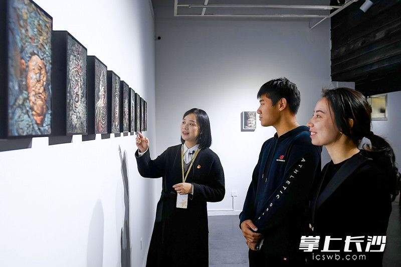 鄧夢(mèng)春在前行美術(shù)館為觀展群眾講解藝術(shù)家作品,。長(zhǎng)沙晚報(bào)全媒體記者 郭雨滴攝