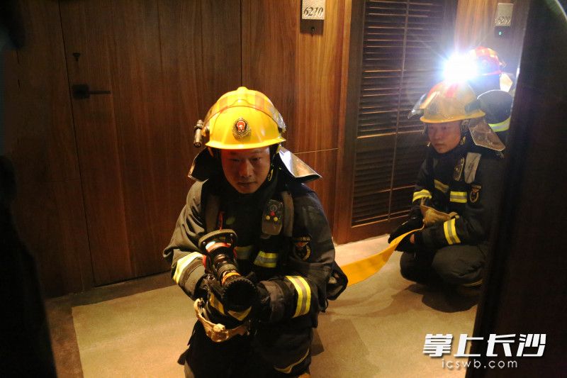 消防指戰(zhàn)員深入“火場”,，對“火情”進行處置,。