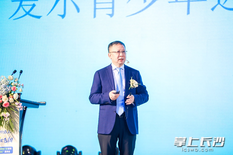 中華醫(yī)學會眼科學分會眼視光學組副組長、中南大學愛爾眼科學院博士生導師楊智寬教授發(fā)表題為《聚焦國策,，近視防控》的演講,。