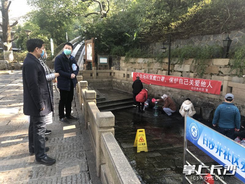 防控人員在白沙古井周邊進行走訪排查。