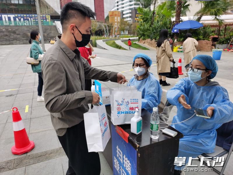 在叮叮mall廣場前坪,，熱心市民給核酸檢測工作人員送熱飲料,。