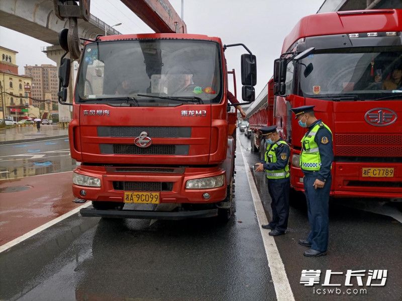 工作人員在檢查貨運車輛。通訊員 王慶忠 供圖