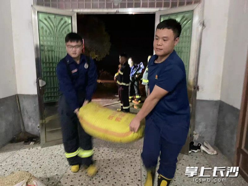 滅火過(guò)程中及火災(zāi)撲滅后，消防隊(duì)員幫村民將稻谷轉(zhuǎn)移至安全地帶,，減少損失,。均為長(zhǎng)沙晚報(bào)通訊員 胡宇波 供圖