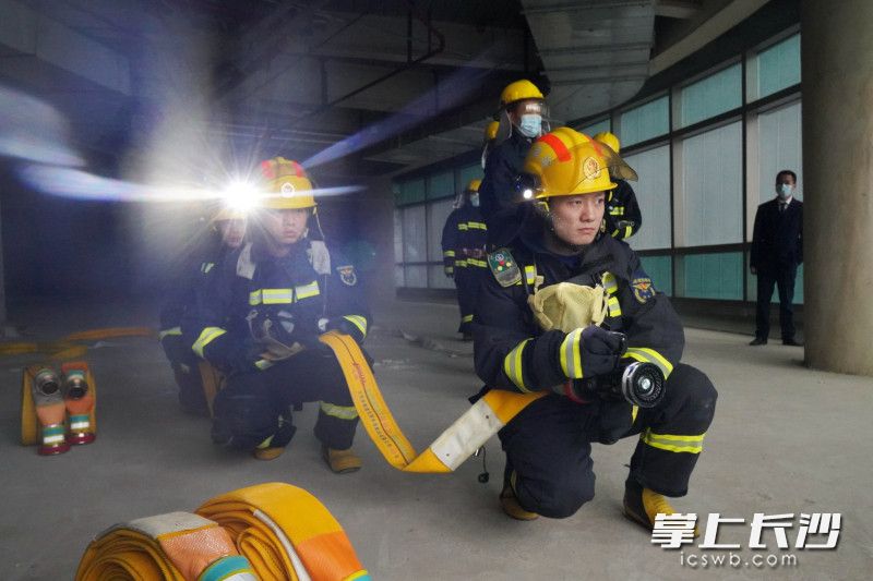 消防指戰(zhàn)員迅速趕至“起火”樓層,，處置“火情”,。長沙晚報通訊員 馮運文 攝