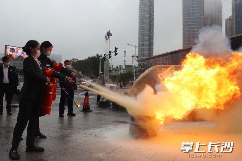 寫字樓員工學習使用干粉滅火器,。長沙晚報實習生 程韞玉 攝