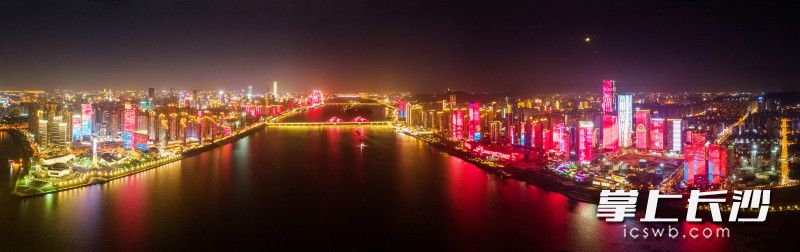 11月8日、9日晚,，長沙湘江兩岸上演消防主題燈光秀,。長沙晚報(bào)通訊員 唐雄杰 供圖