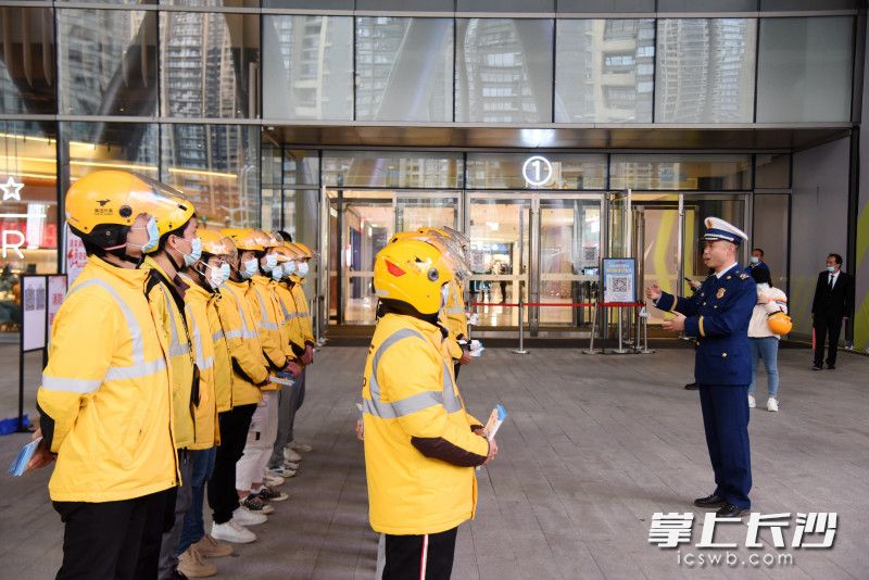 美團(tuán)外賣小哥領(lǐng)取消防宣傳折頁，向群眾發(fā)放,，并上消防安全課,。長沙晚報(bào)全媒體記者 劉琦 攝