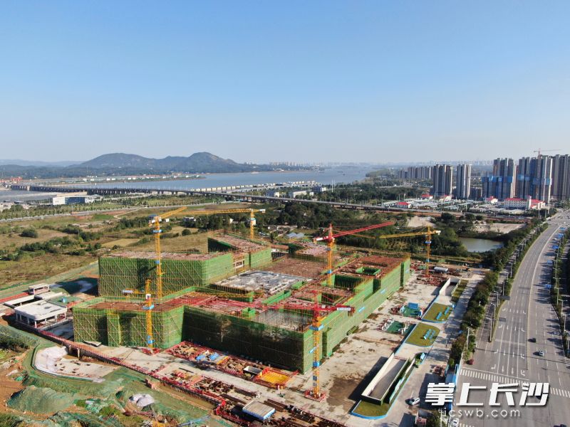 11月10日，在望城區(qū)人民醫(yī)院整體搬遷項目部現(xiàn)場工人忙著綁鋼筋,、支模板,，掀起“百日攻堅”熱潮。長沙晚報全媒體記者 陳煥明 通訊員 劉軍 攝影報道