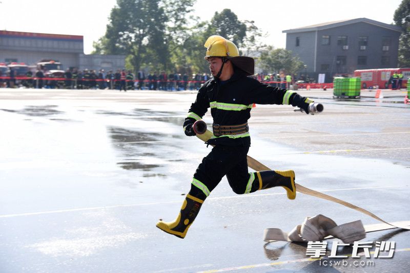 參賽隊(duì)員手持水帶,，快速奔跑。長沙晚報(bào)全媒體記者 劉琦 攝