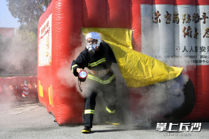 參賽隊(duì)員參與模擬逃生屋救人操項(xiàng)目比賽,。長沙晚報(bào)通訊員 唐雄杰 全媒體記者 劉琦 攝影報(bào)道
