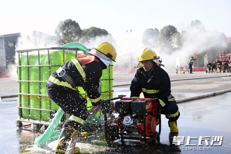 參賽隊(duì)員使用手抬機(jī)動(dòng)泵出水滅“火”,。長沙晚報(bào)通訊員 唐雄杰 全媒體記者 劉琦 攝影報(bào)道