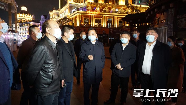 彭華松（中）率隊(duì)調(diào)研城市夜經(jīng)濟(jì)工作,。