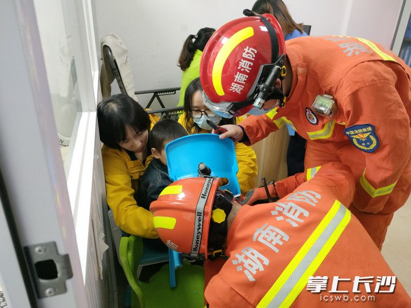 消防員破拆塑料椅,，將男童手指取出。長沙晚報(bào)通訊員 陳紫陽 供圖