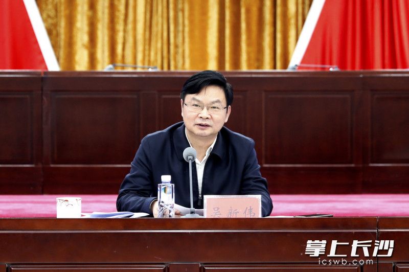 天心區(qū)委書記吳新偉主持會(huì)議,。