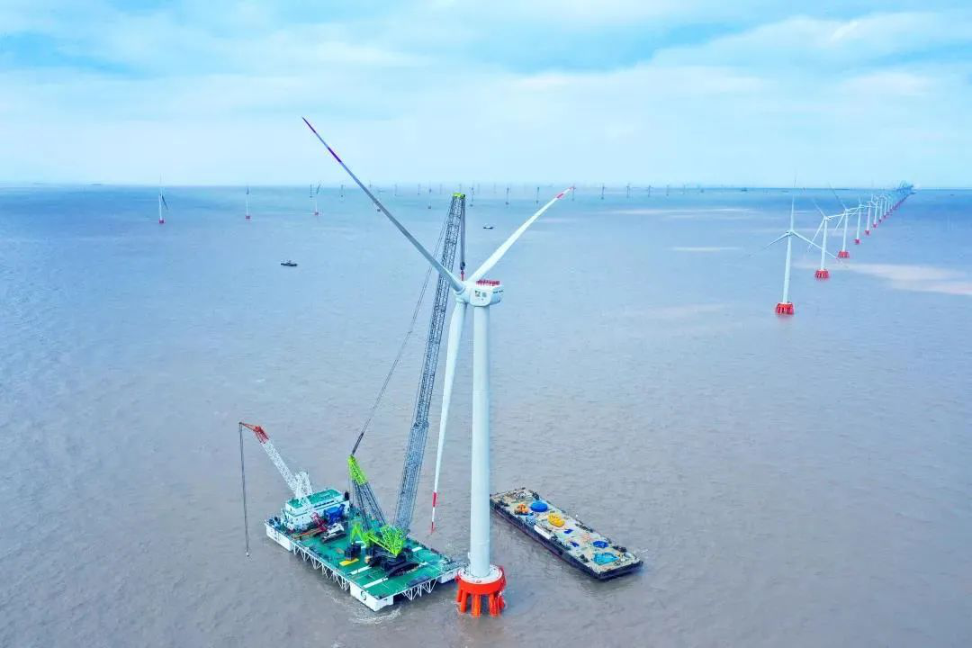 中聯(lián)重科ZCC18000履帶起重機在浙江最大海上風(fēng)電項目吊裝,。 長沙晚報通訊員 丁未 供圖
