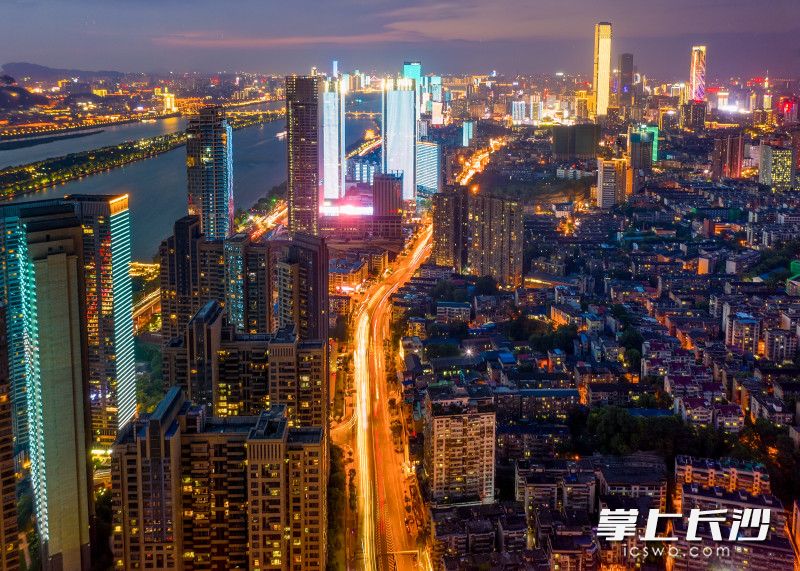 裕南街道夜景,。長沙晚報全媒體記者 陳飛 攝