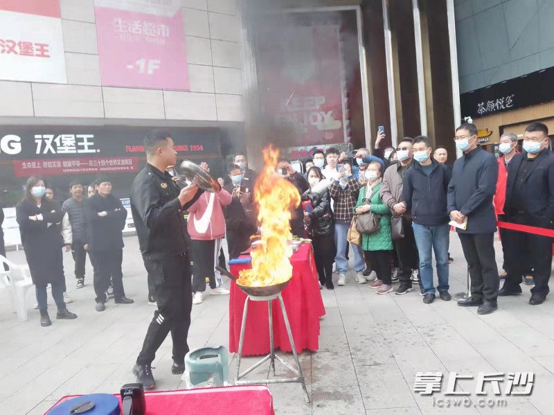 消防員展示如何用鍋蓋滅火,。