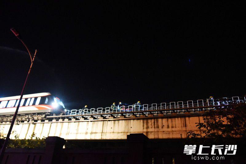 11月25日23時(shí)許,，區(qū)間列車疏散滅火救援聯(lián)合演練深夜上演。均為長(zhǎng)沙晚報(bào)全媒體記者 劉琦 攝
