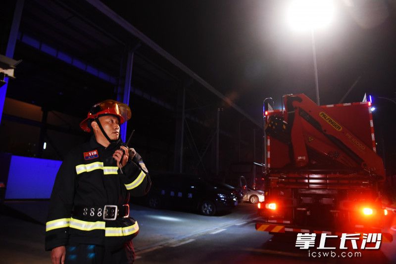 現(xiàn)場(chǎng),，消防指揮員指揮消防員出水“滅火”,。
