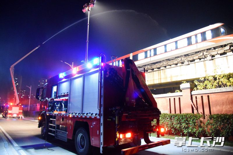 現(xiàn)場(chǎng),，消防車出水“滅火”，并進(jìn)行照明方便救援,。