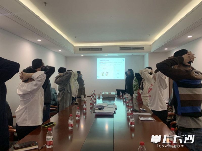 譚醫(yī)師帶領(lǐng)樓宇職工學習頸椎病預防保健操,。長沙晚報通訊員 汪欣宇 供圖