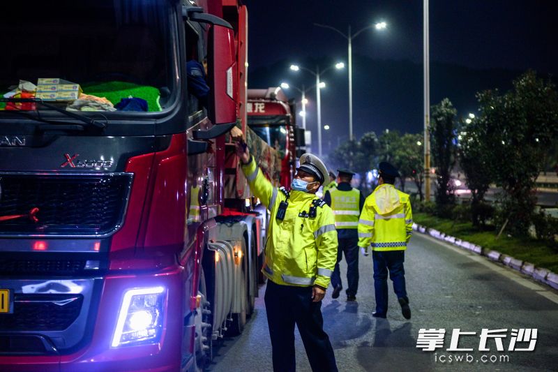 執(zhí)法人員對車輛進行檢查。