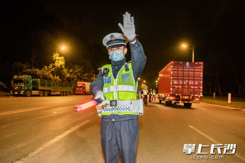 執(zhí)法人員指揮車輛靠邊,。