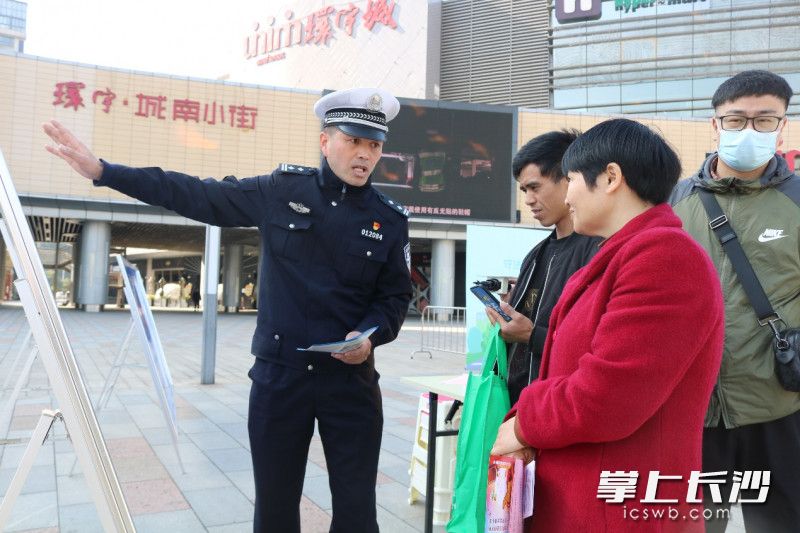 天心交警向市民傳授交通安全知識。