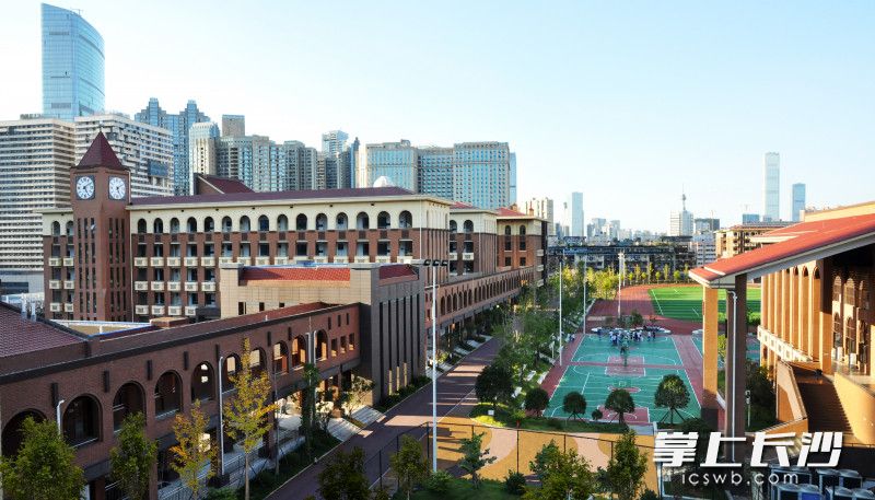 長沙市雅禮書院中學(xué)位于市中心,，設(shè)施設(shè)備齊全。