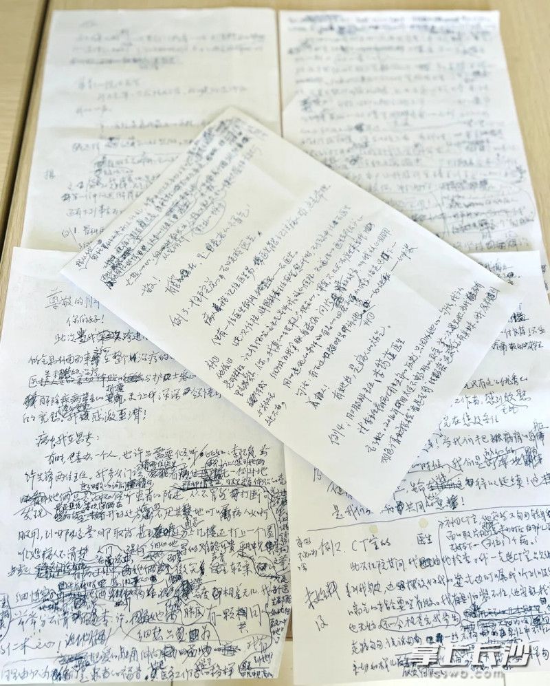 住院期間,，周國(guó)英老人利用治療間隙,，記錄下與醫(yī)護(hù)人員的點(diǎn)滴故事，寫了滿滿5頁(yè)紙,。