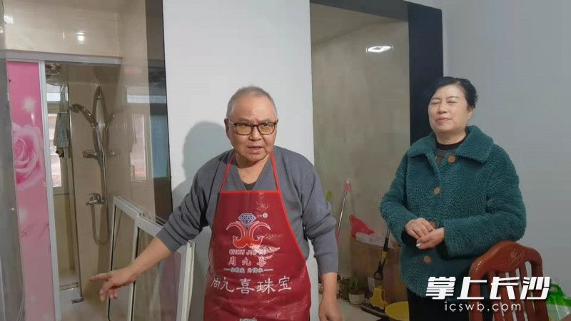張玉華兩口子正在介紹情況,。